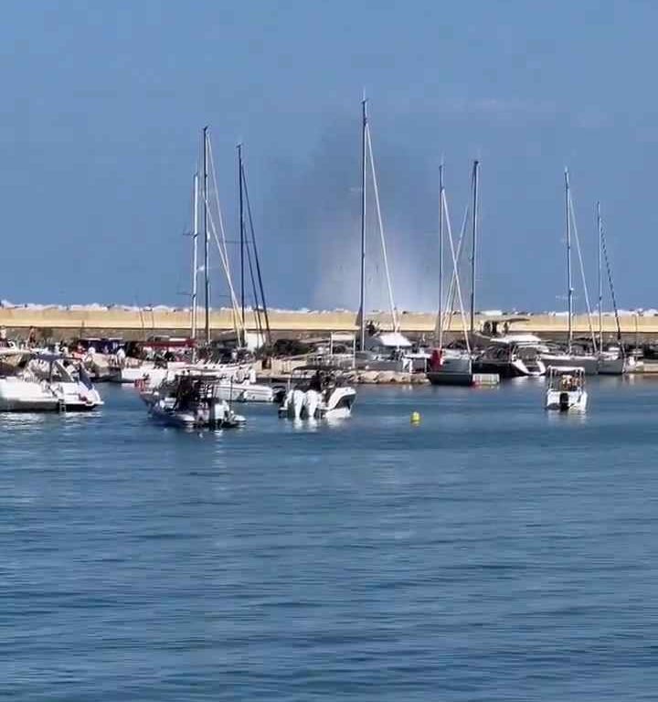 Flugzeug stürzt vor den Augen Dutzender Menschen ins Meer: schockierendes Video