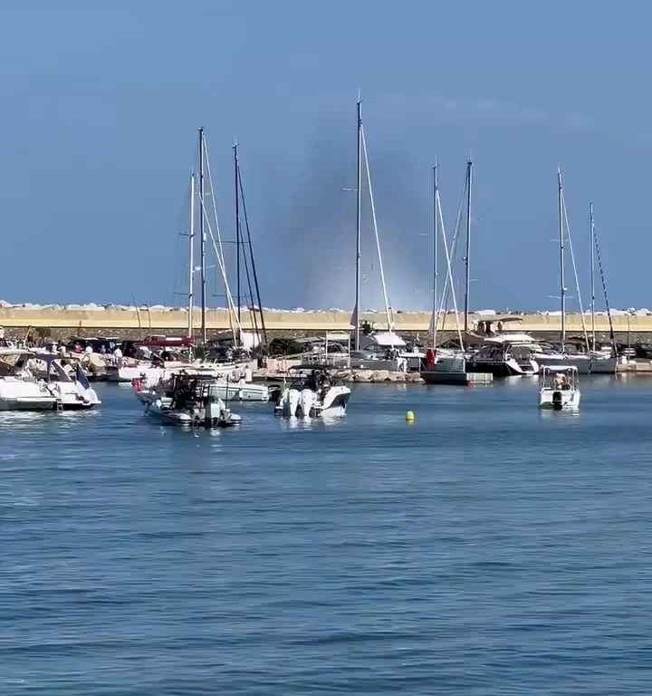 Un avion s'écrase en mer devant des dizaines de personnes : vidéo choquante