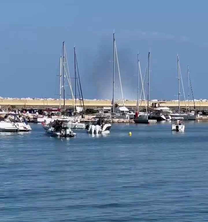 Un avion s'écrase en mer devant des dizaines de personnes : vidéo choquante