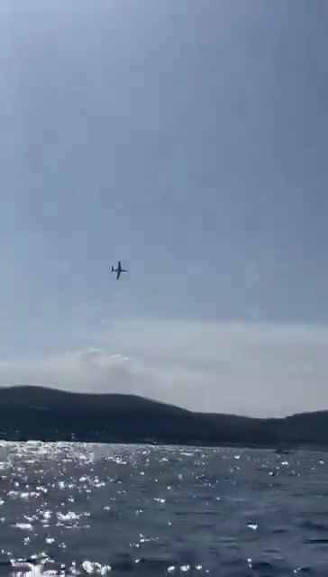 Avión se estrella en el mar frente a decenas de personas: impactante vídeo