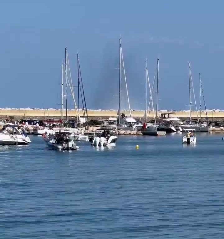 Avión se estrella en el mar frente a decenas de personas: impactante vídeo