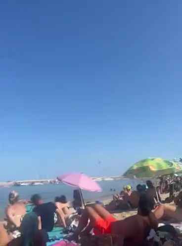 Aereo si schianta in mare davanti a decine di persone: video shock