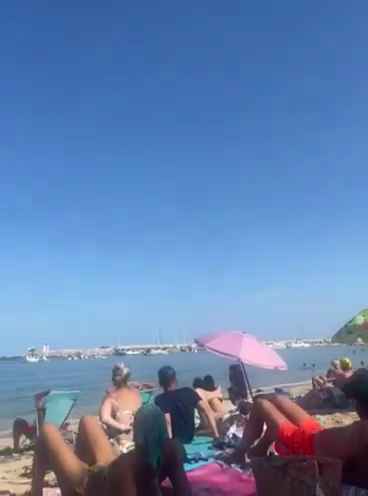 Avión se estrella en el mar frente a decenas de personas: impactante vídeo