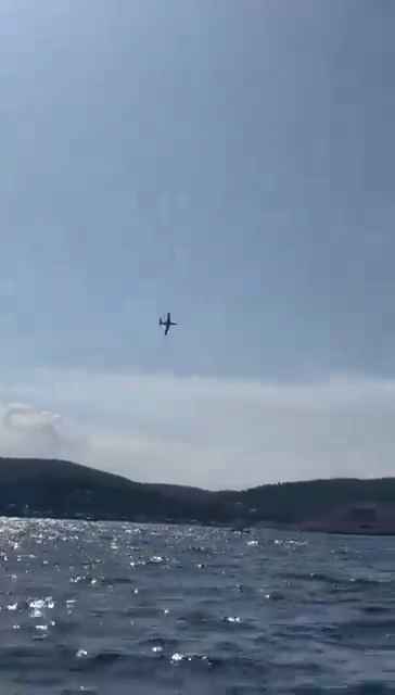 Flugzeug stürzt vor den Augen Dutzender Menschen ins Meer: schockierendes Video