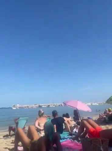 Avión se estrella en el mar frente a decenas de personas: impactante vídeo