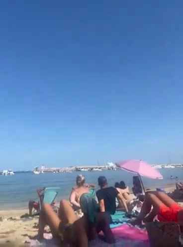 Avión se estrella en el mar frente a decenas de personas: impactante vídeo