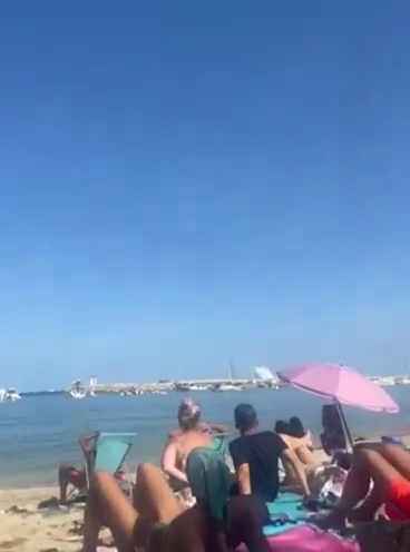 Aereo si schianta in mare davanti a decine di persone: video shock