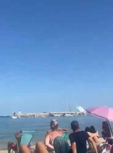 Un avion s'écrase en mer devant des dizaines de personnes : vidéo choquante