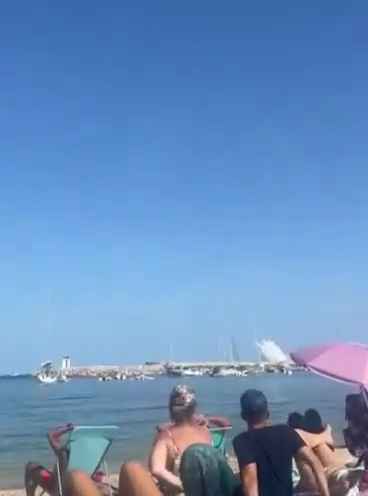 Un avion s'écrase en mer devant des dizaines de personnes : vidéo choquante