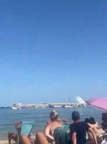 Un avion s'écrase en mer devant des dizaines de personnes : vidéo choquante