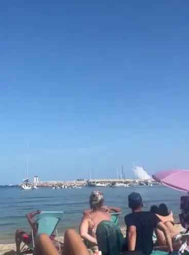 Aereo si schianta in mare davanti a decine di persone: video shock