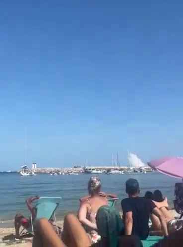 Aereo si schianta in mare davanti a decine di persone: video shock