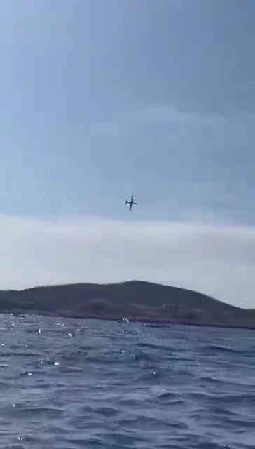 Aereo si schianta in mare davanti a decine di persone: video shock