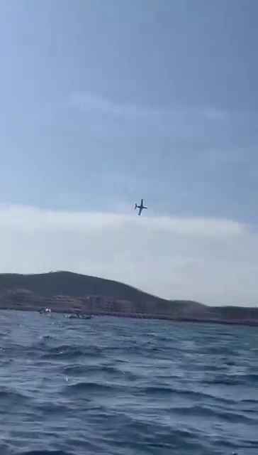 Aereo si schianta in mare davanti a decine di persone: video shock