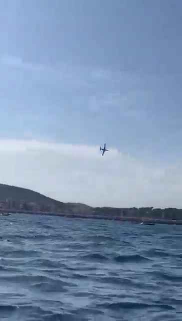 Un avion s'écrase en mer devant des dizaines de personnes : vidéo choquante