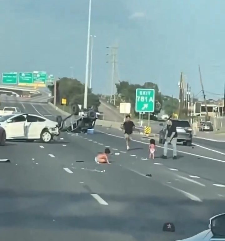 Coche vuelca tras accidente, dos niños salen milagrosamente sanos y salvos: vídeo