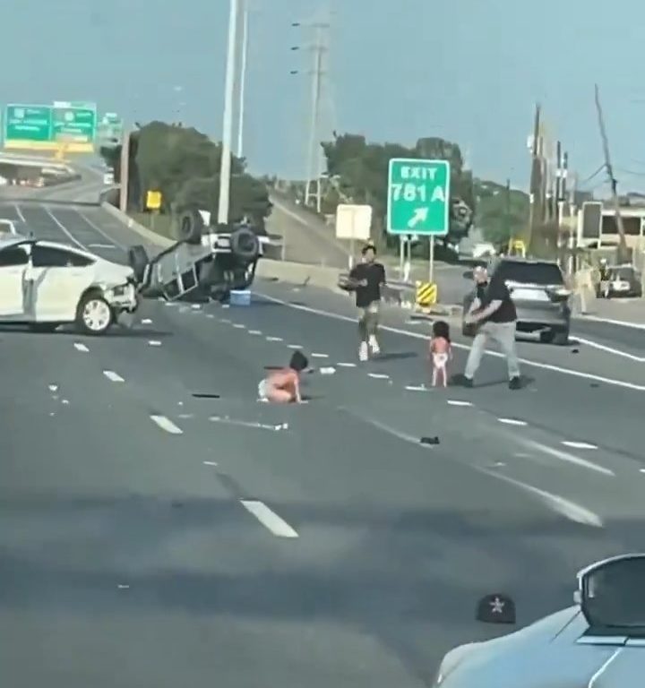 Coche vuelca tras accidente, dos niños salen milagrosamente sanos y salvos: vídeo