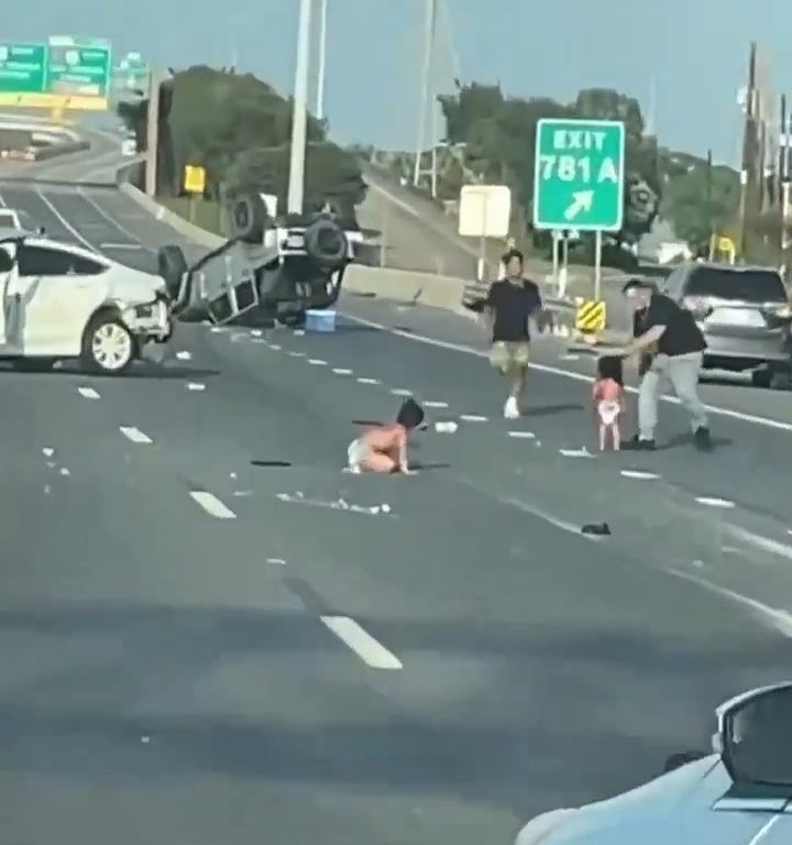 Coche vuelca tras accidente, dos niños salen milagrosamente sanos y salvos: vídeo