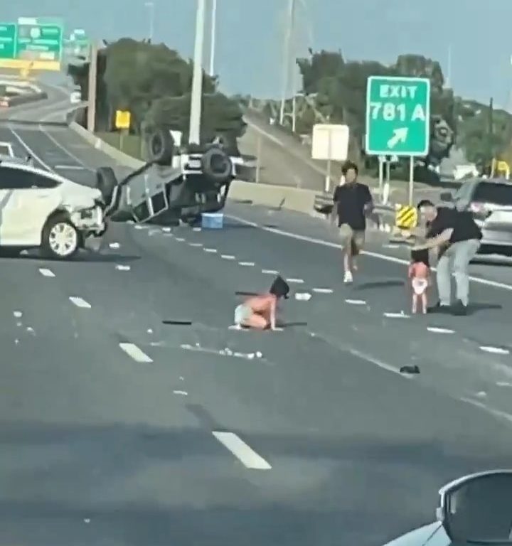 Coche vuelca tras accidente, dos niños salen milagrosamente sanos y salvos: vídeo