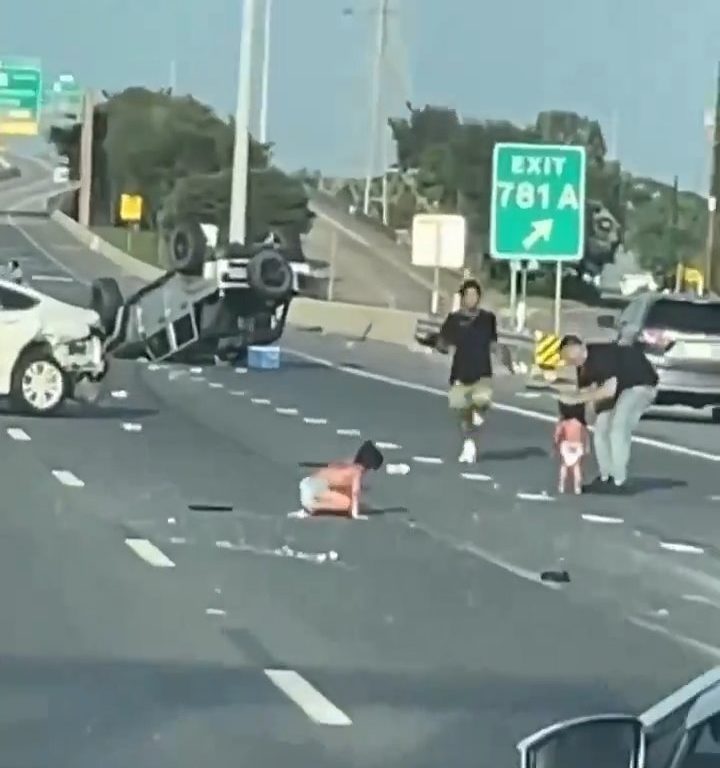 Coche vuelca tras accidente, dos niños salen milagrosamente sanos y salvos: vídeo