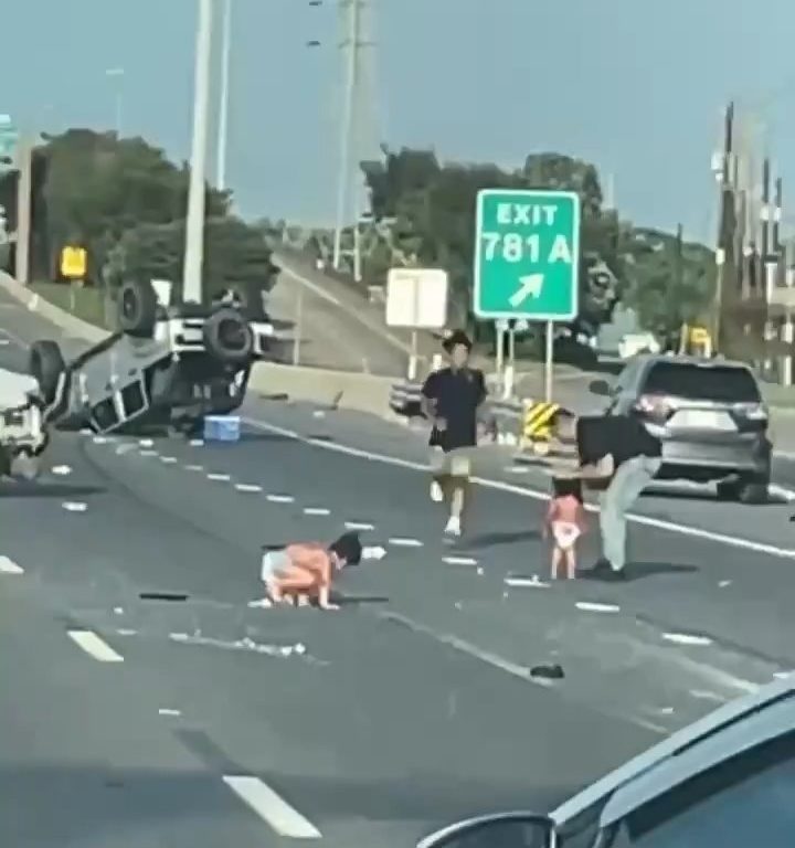 Coche vuelca tras accidente, dos niños salen milagrosamente sanos y salvos: vídeo