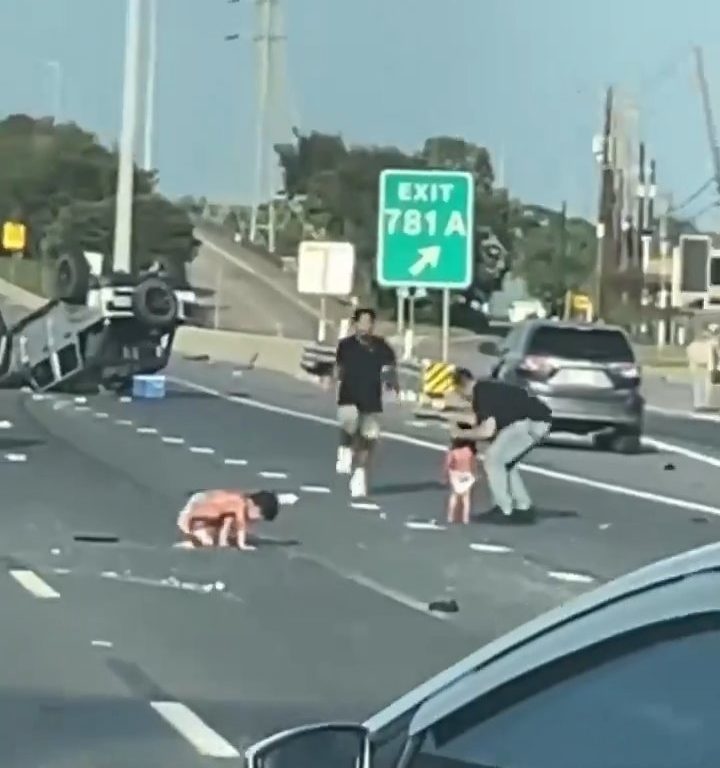 Coche vuelca tras accidente, dos niños salen milagrosamente sanos y salvos: vídeo