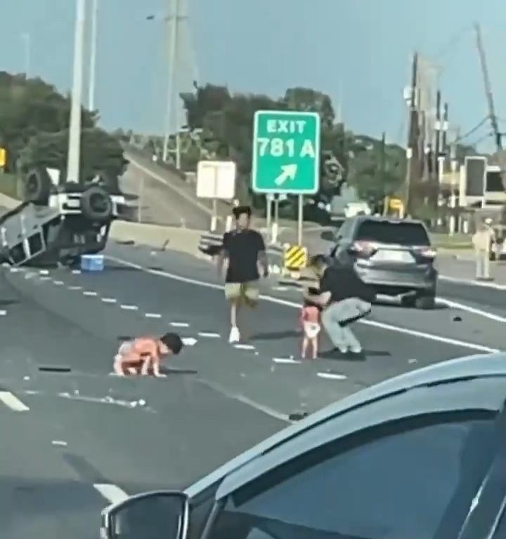 Coche vuelca tras accidente, dos niños salen milagrosamente sanos y salvos: vídeo