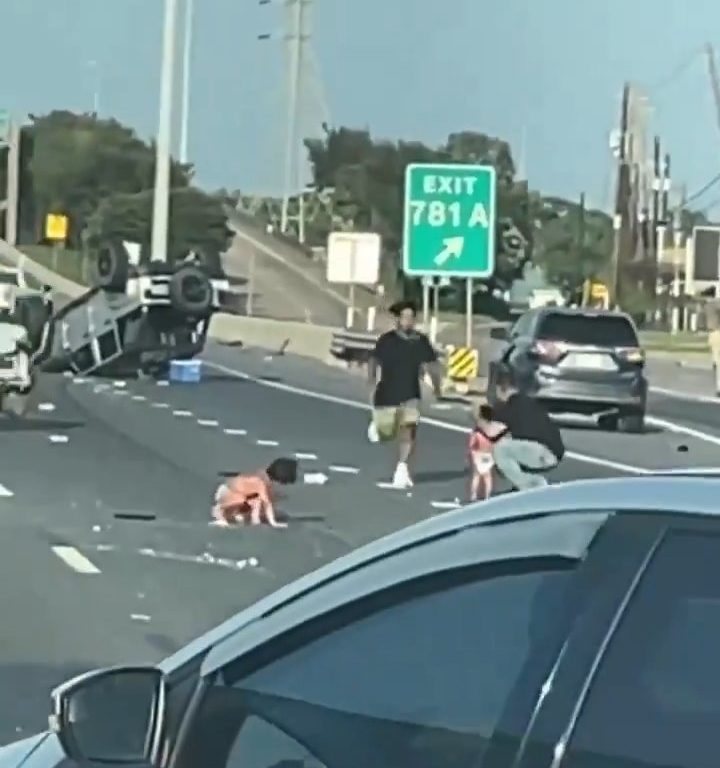 Coche vuelca tras accidente, dos niños salen milagrosamente sanos y salvos: vídeo