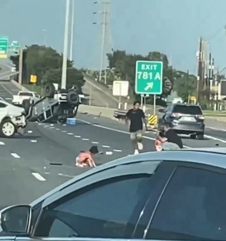 Coche vuelca tras accidente, dos niños salen milagrosamente sanos y salvos: vídeo