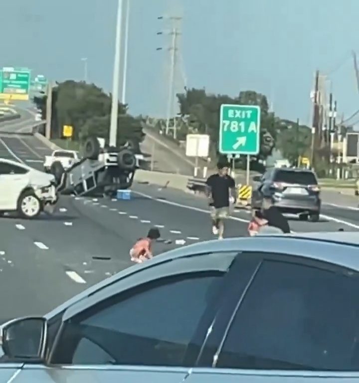 Coche vuelca tras accidente, dos niños salen milagrosamente sanos y salvos: vídeo