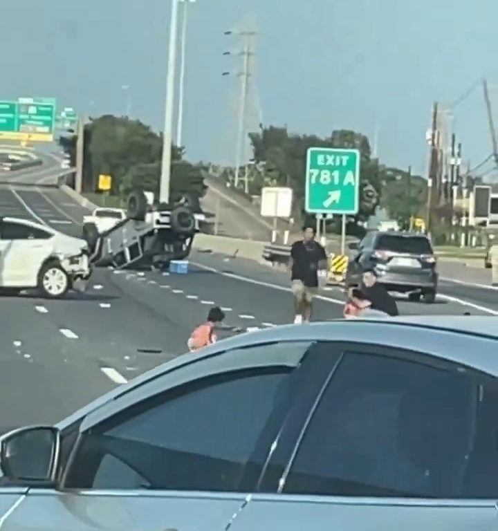 Coche vuelca tras accidente, dos niños salen milagrosamente sanos y salvos: vídeo