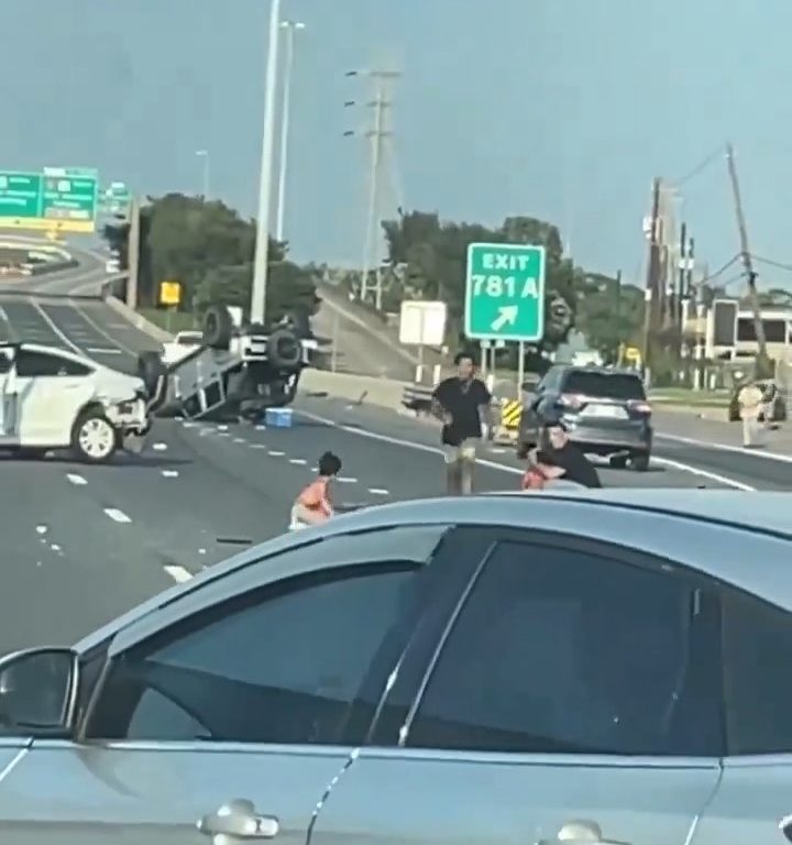 Coche vuelca tras accidente, dos niños salen milagrosamente sanos y salvos: vídeo