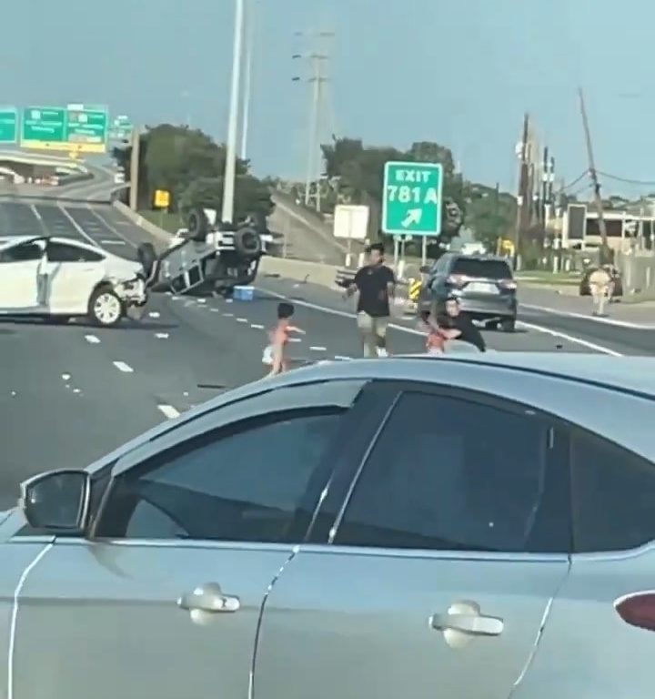 Coche vuelca tras accidente, dos niños salen milagrosamente sanos y salvos: vídeo