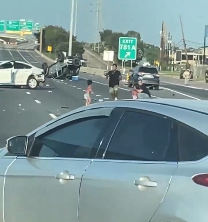 Coche vuelca tras accidente, dos niños salen milagrosamente sanos y salvos: vídeo