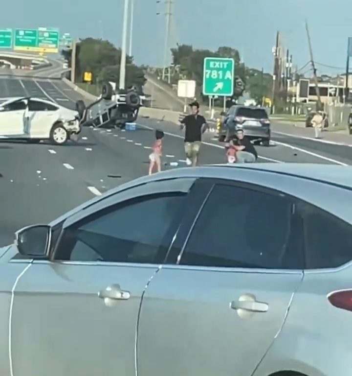 Coche vuelca tras accidente, dos niños salen milagrosamente sanos y salvos: vídeo