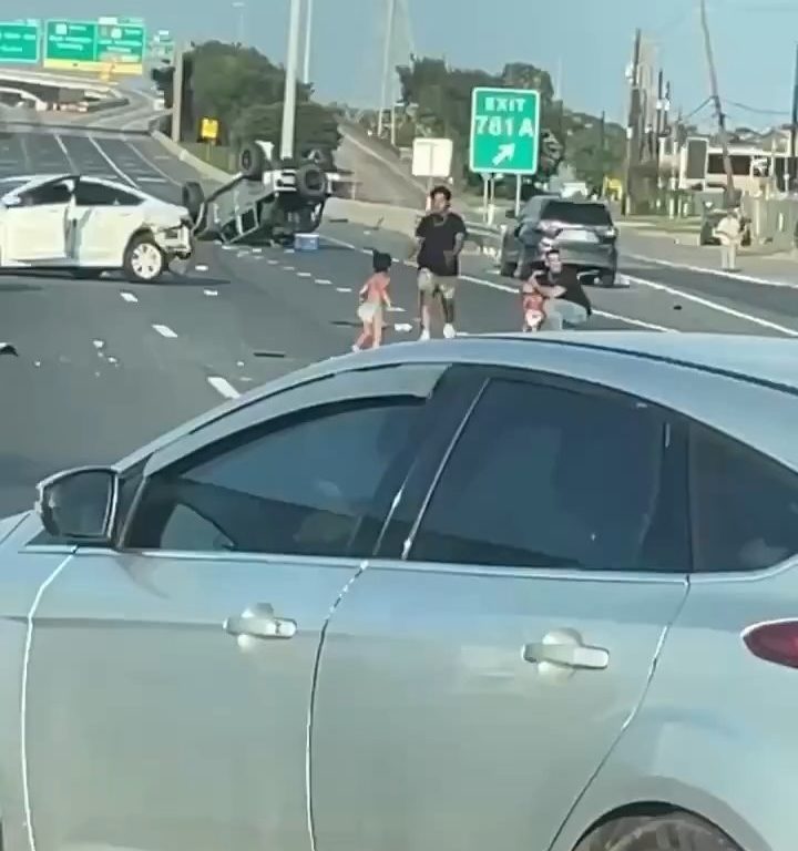 Coche vuelca tras accidente, dos niños salen milagrosamente sanos y salvos: vídeo