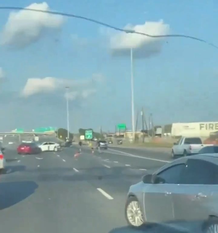 Coche vuelca tras accidente, dos niños salen milagrosamente sanos y salvos: vídeo