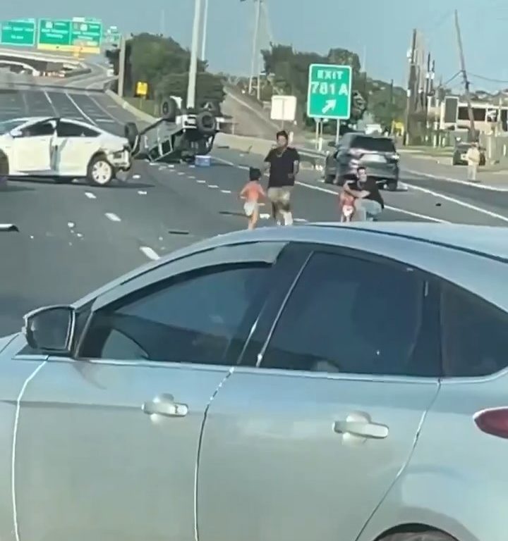 Coche vuelca tras accidente, dos niños salen milagrosamente sanos y salvos: vídeo