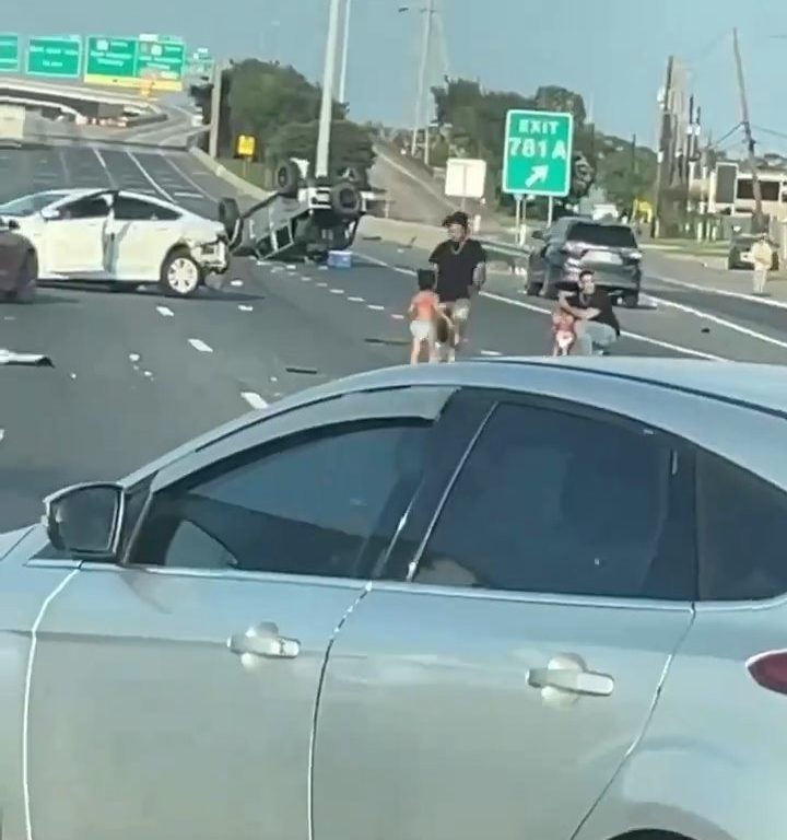 Coche vuelca tras accidente, dos niños salen milagrosamente sanos y salvos: vídeo