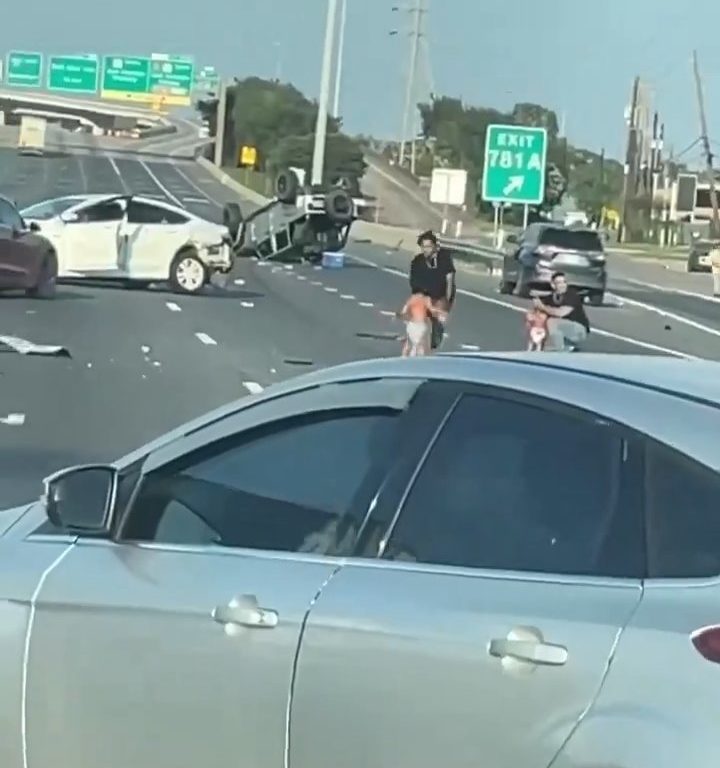 Coche vuelca tras accidente, dos niños salen milagrosamente sanos y salvos: vídeo