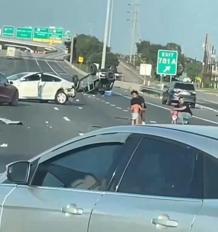 Coche vuelca tras accidente, dos niños salen milagrosamente sanos y salvos: vídeo