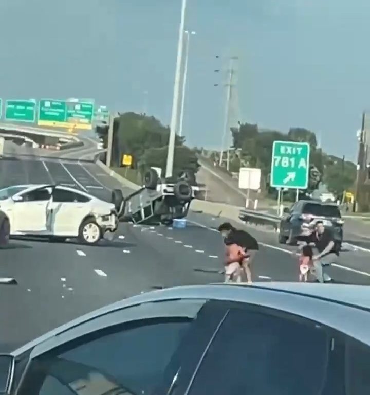 Coche vuelca tras accidente, dos niños salen milagrosamente sanos y salvos: vídeo