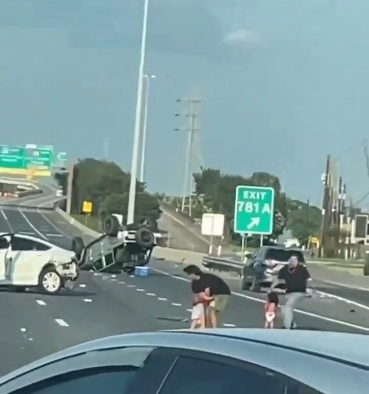 Coche vuelca tras accidente, dos niños salen milagrosamente sanos y salvos: vídeo