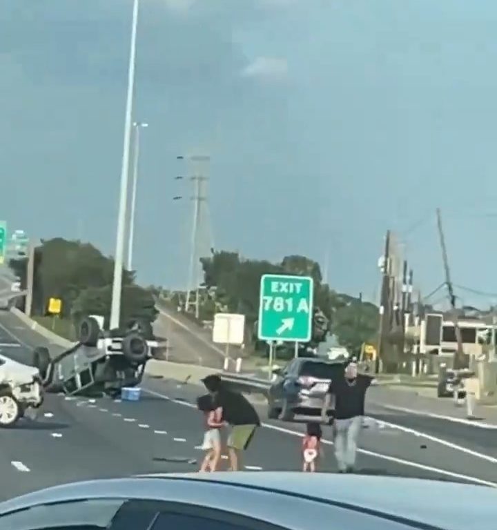 Coche vuelca tras accidente, dos niños salen milagrosamente sanos y salvos: vídeo