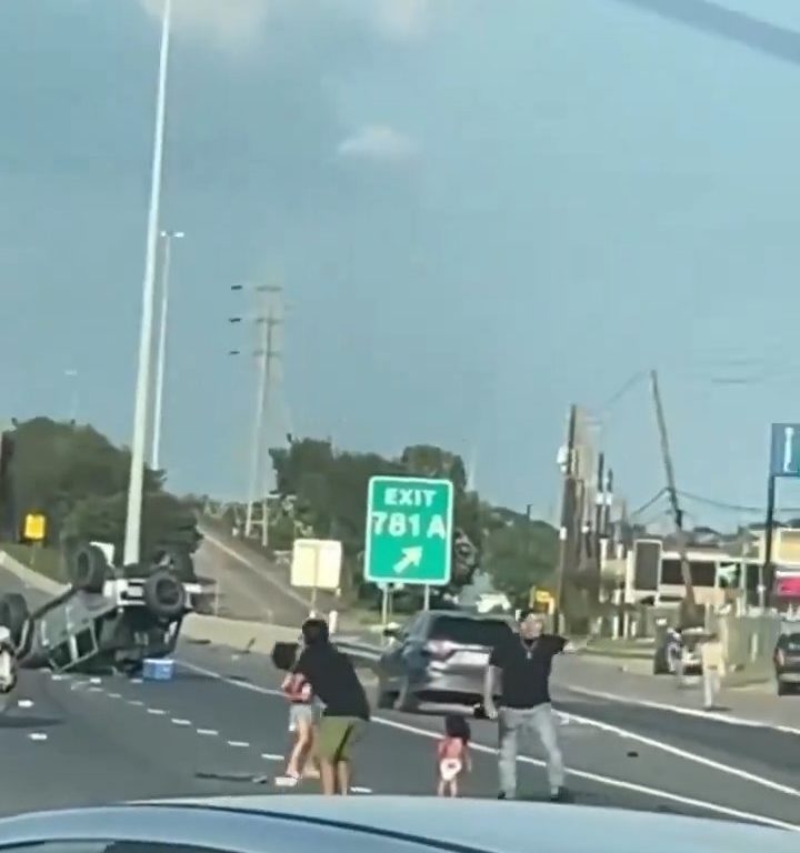 Coche vuelca tras accidente, dos niños salen milagrosamente sanos y salvos: vídeo