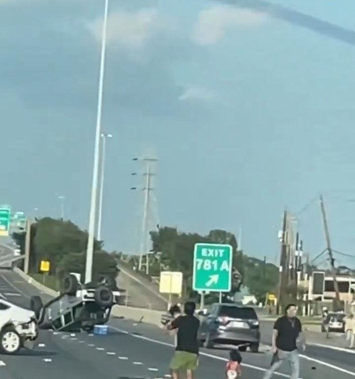 Coche vuelca tras accidente, dos niños salen milagrosamente sanos y salvos: vídeo