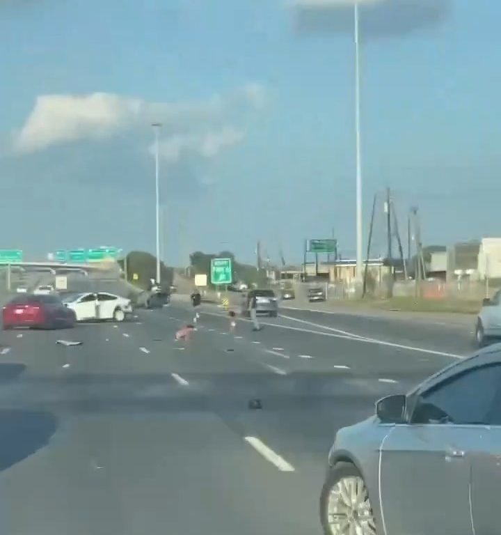 Coche vuelca tras accidente, dos niños salen milagrosamente sanos y salvos: vídeo