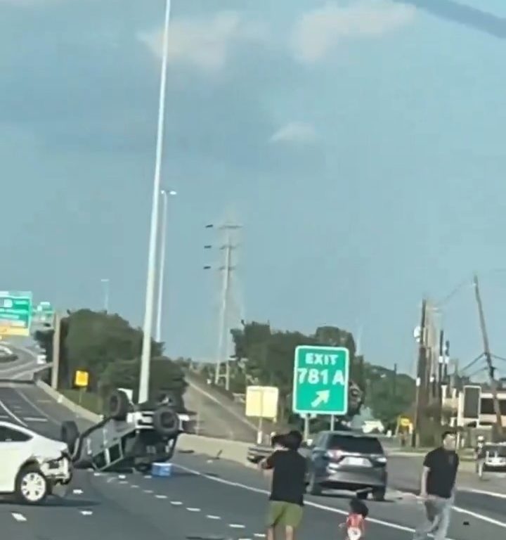 Coche vuelca tras accidente, dos niños salen milagrosamente sanos y salvos: vídeo