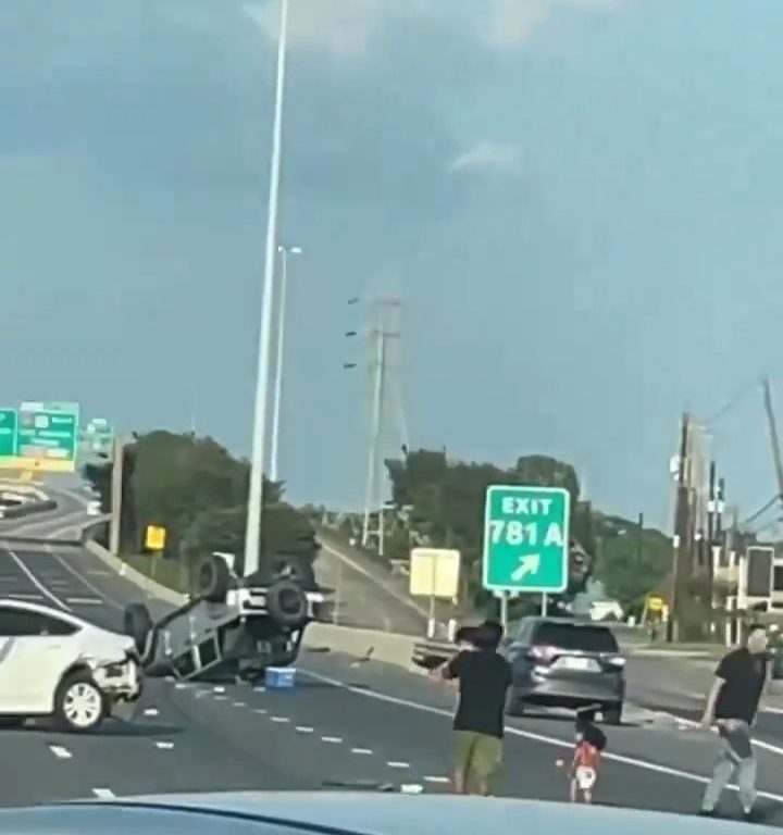 Coche vuelca tras accidente, dos niños salen milagrosamente sanos y salvos: vídeo