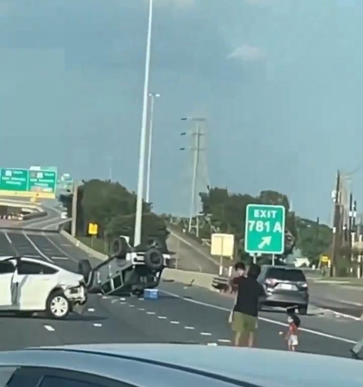 Coche vuelca tras accidente, dos niños salen milagrosamente sanos y salvos: vídeo